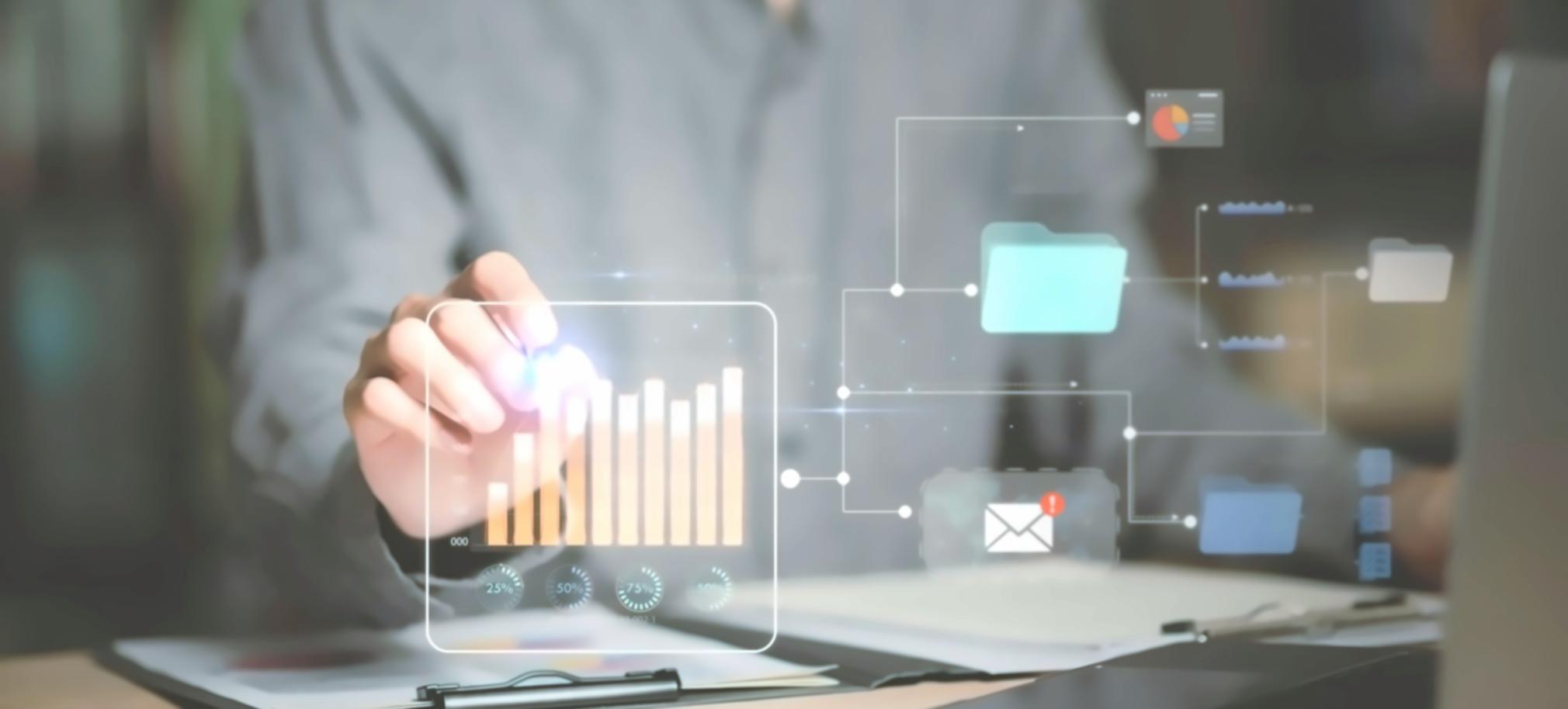 Workspace con monitor che mostra analytics e performance SEO